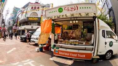 Seul, Güney Kore - 16 Haziran 2017: Seul şehir merkezinde fast food ile yemek kamyonu.