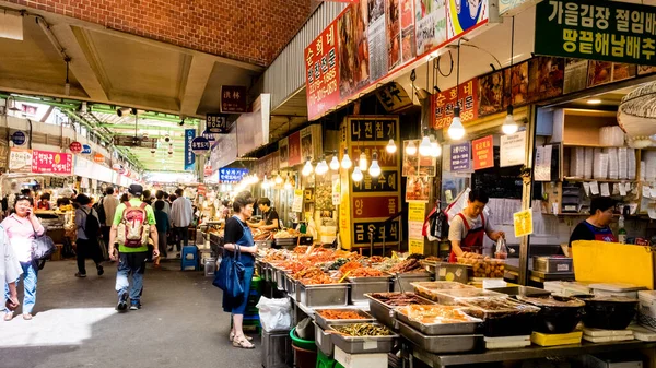 Seoul South Korea June 2017 Woman Buys Food Gwangjang Market — Stock Photo, Image