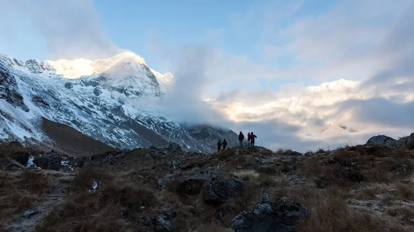 Annapurna Region, Nepal - 10. November 2018: Wanderer im Annapurna Base Camp, Himalaya, Nepal — Stockfoto
