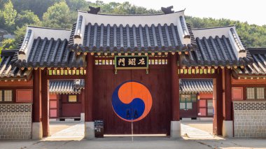 Suwon, Güney Kore - 14 Haziran 2017 Hwaseong Kalesi 'nin merkezindeki Hwaseong Haenggung Sarayı Kapısı