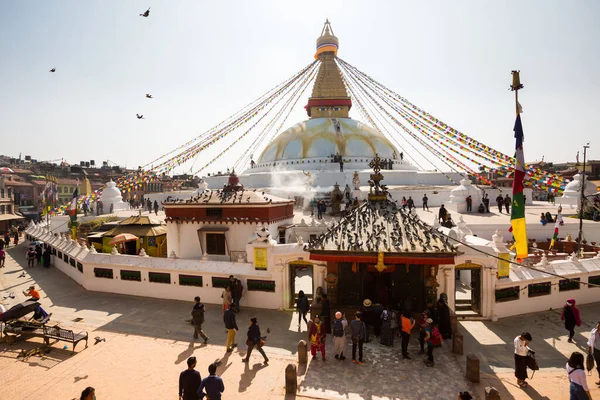 Katmandú, Nepal - 17 de noviembre de 2018: La gente camina por Boudhanath stupa en Katmandú, Nepal. —  Fotos de Stock