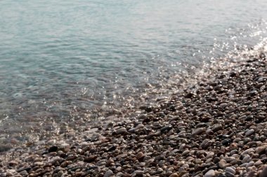 Antalya 'nın ünlü Türk Konyaalti Sahili' nde gün ışığında çakıl taşı plajı, Türkiye