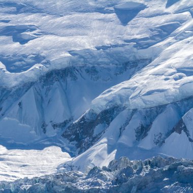 Himalayalar 'da bir buzulun parçası. Annapurna bölgesindeki buz dağı duvarı, Nepal