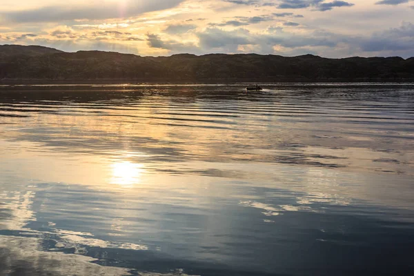 Tyst Vacker Gyllene Solnedgång Barents Hav Arktisk Sommar — Stockfoto