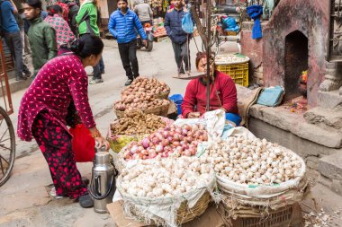 Katmandu, Nepal - 17 Kasım 2018: Kadın Kathmandu 'daki sokak pazarında sebze satıyor