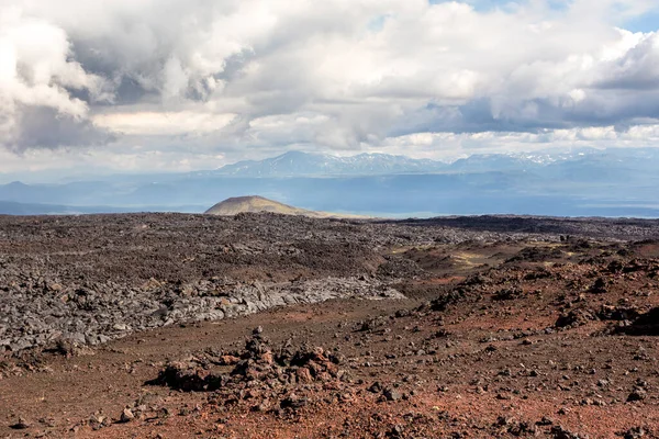 Βουνά Καμτσάτκα Ηφαίστειο Κοντά Στο Ηφαίστειο Τολμπάτσικ Συννεφιασμένο Καιρό Χερσόνησος — Φωτογραφία Αρχείου
