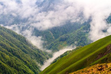 Gürcistan 'da tehlikeli dağ geçidi Abano (2926 metre), Tusheti sabah sisinde.