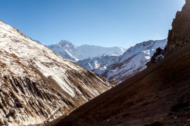 Sisli dağlar. Himalayalar 'da Sabah, Nepal, Annapurna koruma alanı