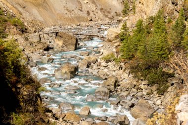 Marsyangdi nehir vadisi. Himalayalar, Annapurna Koruma Alanı. Nepal 'deki dağ nehri.