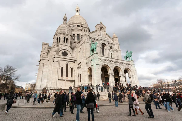Paris , France - 21 February, 2010: People walking around Sacre-Coeur Basilica on the summit of the Hill of Montmartre — Stock Photo, Image