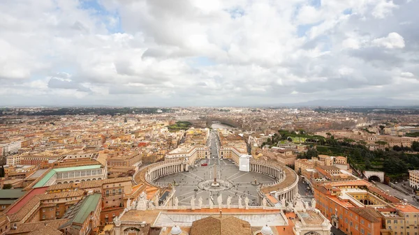 Aerial view of Rome and Saint Peters Square in Vatican City — Stock Photo, Image