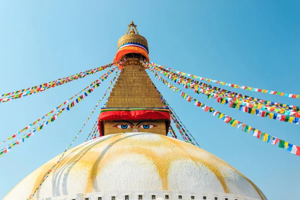 Banderas budistas de oración ondeando en el viento en la estupa de Boudhanath en Katmandú, Nepal —  Fotos de Stock