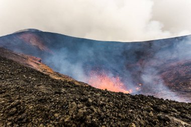 Sıcak lav kaynağı, aktif volkan Tolbachik patlaması, Kamçatka Yarımadası, Rusya