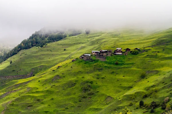 Dağlarda Sabah Sisinin Içinde Küçük Bir Dağ Köyü Georgia Tusheti — Stok fotoğraf