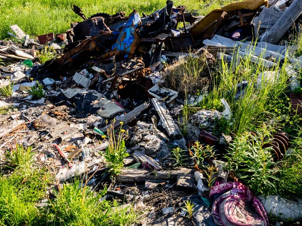Sampah Ilegal Tumpukan Besar Limbah Logam Kayu Dan Plastik Konsep — Stok Foto