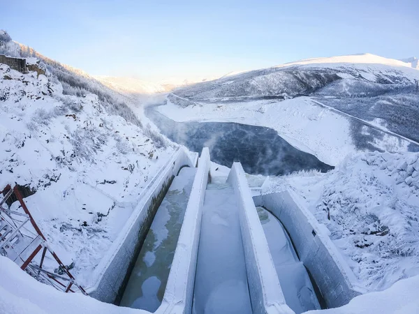 Barrage de la centrale hydroélectrique de Kolyma sur la rivière Kolyma, Russie — Photo