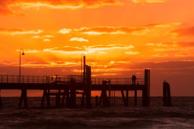 Gün batımında Glenelg Jetty 'nin silueti. Güney Avustralya, Adelaide. Deniz manzarası