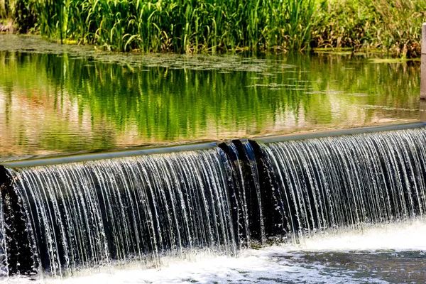Cascada Agua Que Fluye Desde Presa Pequeña Concepto Ecología Ahorro — Foto de Stock