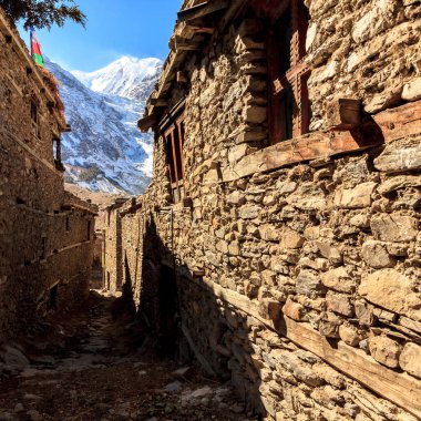 Nepal 'deki Manang dağ köyünde dar bir taş sokak. Himalayalar, Annapurna Koruma Alanı