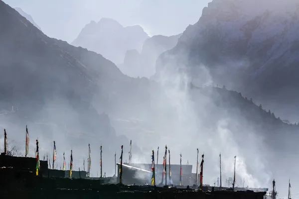 Banderas Oración Aldea Manang Mañana Brumosa Nepal Himalaya Área Conservación —  Fotos de Stock