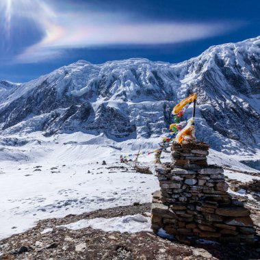 Himalaya dağlarının üzerinde Tilicho Gölü yakınlarında gökkuşağı bulutu. Nepal, Annapurna Koruma Alanı