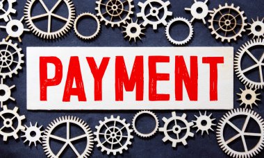 Ödeme kelime kahve fincanı ile kara tahta, yukarıdan görüntülemek.