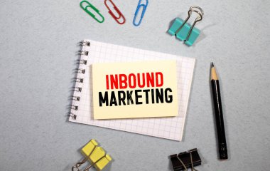 Kağıt üzerinde ahşap arkaplan ile INBOND İşaretleme sözcükleri