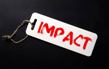 Gri arkaplanda ataçlar ve kalemlerle yazılmış etkili sözcük.