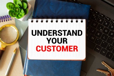 Retro etkisi ve tonda bir kadın görüntüsünü el üstünde bir defter bir notla bir dolma kalem yazısı. El yazısı metnini müşteri, iş başarı kavramı anlamak