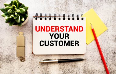 Portre üzerinde metin ile bir kart tutan işadamı anlamak müşteri, iş kavramı görüntü yumuşak odak arka plan ve vintage sesi ile