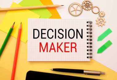 Portre üzerinde tutan bir kart ile karar verici haber, iş kavramı resim yumuşak odak arka plan ve vintage sesi ile işadamı