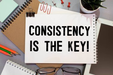 Çelişki anahtardır, gri arkaplan üzerine beyaz kağıt üzerine metin