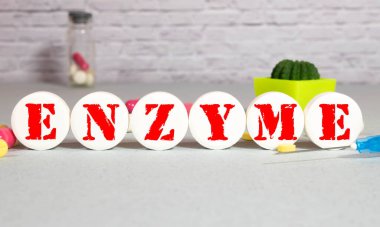 Tıp konsepti. Mavi arkaplanda, tahta küpler ve üzerinde EnzyME yazan Jenga..