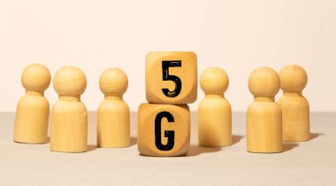 4G 'den 5G' ye değişimin sembolü. Tahta blokları 4G 'den 5G' ye çevirdim. Teknoloji, ağ, iletişim konsepti. Güzel sarı masa, beyaz arkaplan, kopyalama alanı.