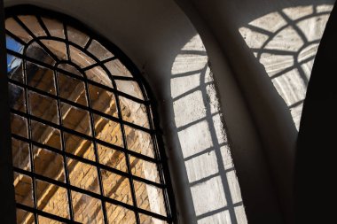 Penceresi ve masası olan ofis içi.