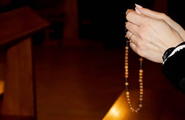 dua et yaşlı kadın elleri tespihle