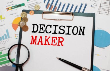 Portre üzerinde tutan bir kart ile karar verici haber, iş kavramı resim yumuşak odak arka plan ve vintage sesi ile işadamı