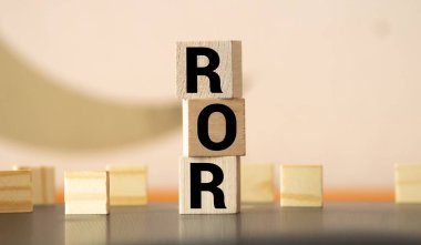 Tahta bloklarda ROR yazıyor. İade oranı. Kârlılık düzeyi ya da iş kaybı. Finansal oran. Yatırım sermayesinden kazanç. Rapor verin. Analiz et. Analizler. Performans göstergesi