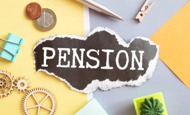 Tasarruf ve yazı tahtasına sahip domuz kumbarası. Renk arkaplanında Kelime PENSION.