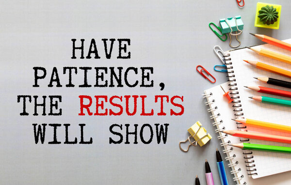 Крупный план по бизнесмену, держащему карточку с текстом HAVE PATIENCE, RESULTS WILL SHOW, изображение бизнес-концепции с мягким фоном и винтажным тоном
