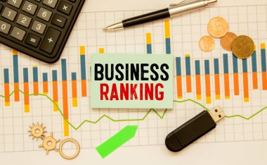 İş konsepti. Not defteri notlar, hesap makinesi, büyüteç, woden bloklar için beyaz kağıt metin BUSINESS RANking sayfası arkaplanda