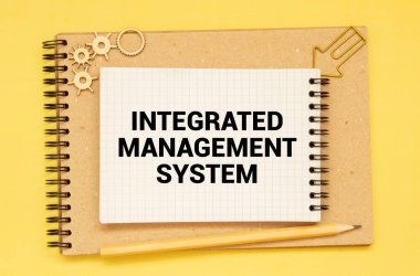 Closeup metin ile bir kart tutan işadamı üzerinde entegre yönetim sistemi, işletme kavramı resmi yumuşak odak arka plan ve vintage sesi ile