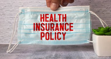 Tokmağın yanında sağlık sigortası belgeleri.