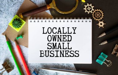 İş adamının elinde küçük işletmeler ve iş konsepti imajına sahip olduğu yazılı bir kart var.