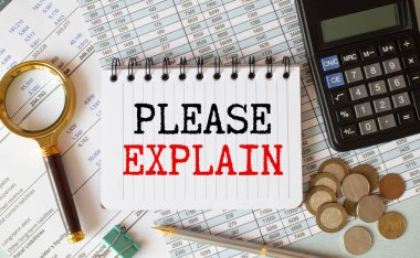 Bilgisayarın klavyesi, hesap makinesi, kalem ve not defteri beyaz arkaplanda lütfen açıklayın.