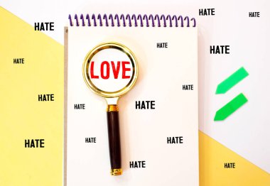 Hafif arka planda nefret ve sevgi sözcükleri ve büyüteç.