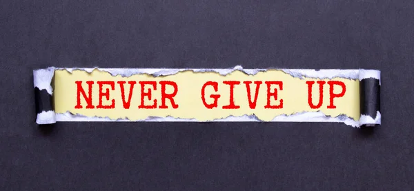 Текст Never Give Чорному Рваному Папері — стокове фото