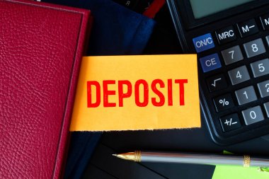 Tahta küplerle ilgili güzel sarı ve mavi arka planda söylentiler var. İş, medya pazarlama kavramı.