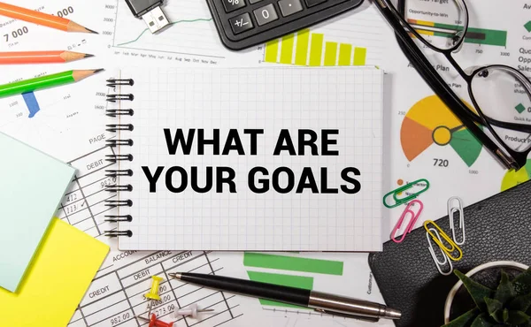 İlham verici bir alıntı. Hedeflerine odaklan. Beyaz kâğıt defter ve kalemlerdeki kısa mesajlarla.