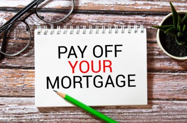 Portre üzerinde tutan bir kart ile ödeme Off Your Mortgage haber, iş kavramı resim yumuşak odak arka plan ile işadamı